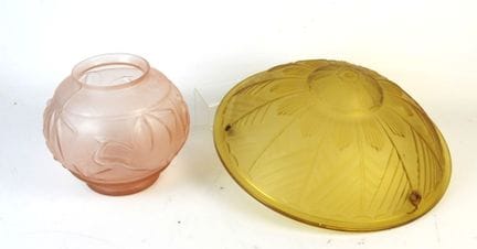 PLAFONNIER en verre moulé mordoré à décor de forme