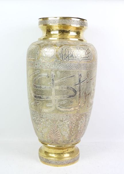 SYRIE - Grand vase en laiton à décor d'inscription