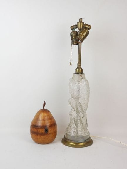 PIED DE LAMPE en verre moulé pressé représentant u