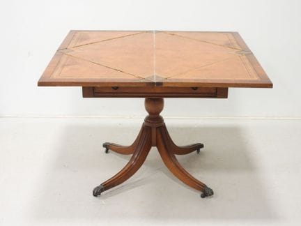 Table à jeu dite mouchoir en bois ouvrant par un t