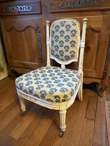 CHAISE BASSE - CHAUFFEUSE en bois mouluré et récha