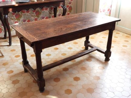 MESA DE GRANJA de roble con dos cajones, con patas