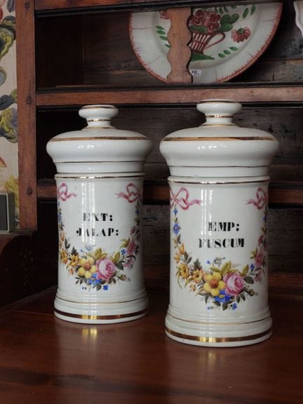 DOS FRASCOS DE FARMACIA de porcelana con decoració