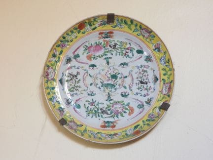 CHINA: Plato de porcelana con esmaltes policromado