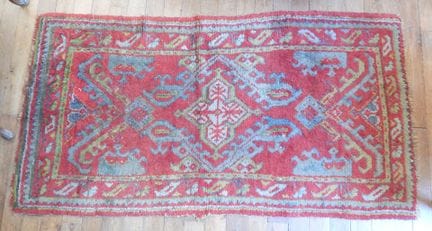 ESMIRNA: Pequeña alfombra de lana (desgastada). 17