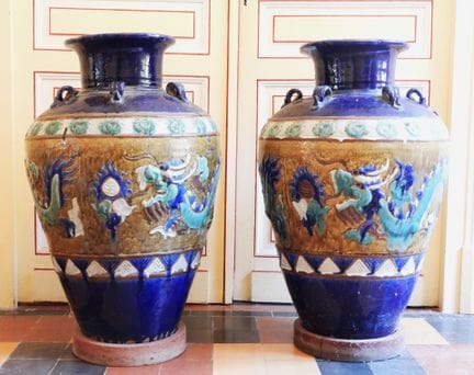 VIETNAM: Par de grandes jarras de agua annamitas d