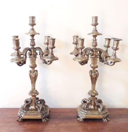 PAR DE CANDELABROS de bronce cincelado y dorado co