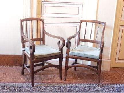 PAR DE SILLONES de paja, con respaldo de barrotes.