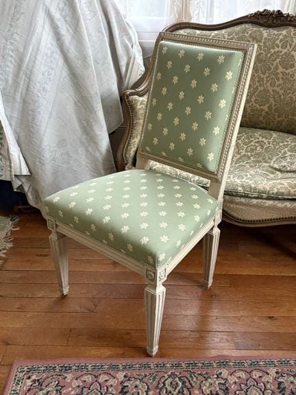 SILLA de madera moldeada, pintada en color crema. 