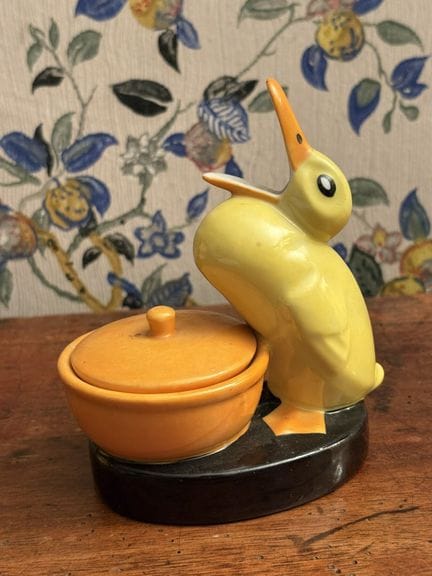 ENCRIER en forme de canard en porcelaine jaune. Ta