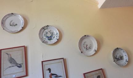 QUATRE ASSIETTES en faïence régionale, l'une peut 