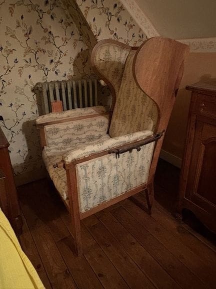 FAUTEUIL à crémaillère, le dossier à oreilles, gar