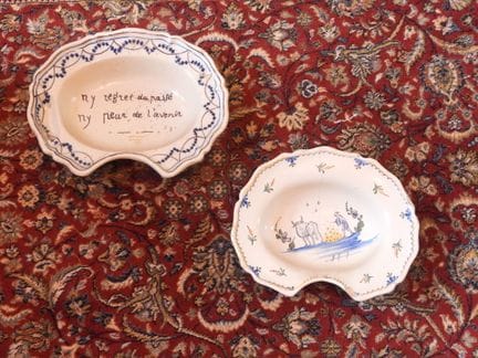 DEUX PLATS A BARBE en faïence. En l'état.