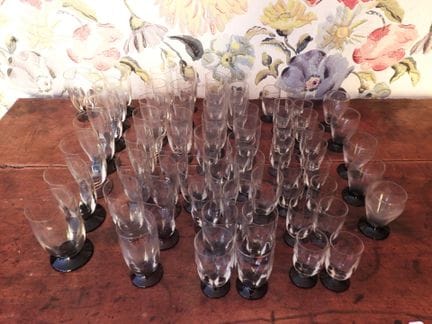 JUEGO DE VASOS de cristal incoloro, con base roja,