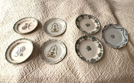 SEPT ASSIETTES en faïence dont deux Moustiers, deu