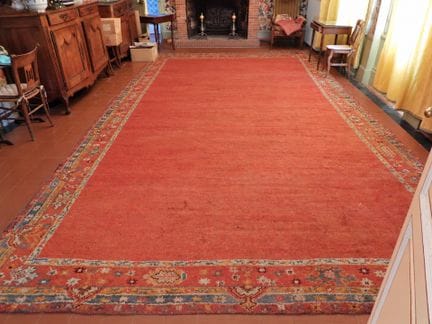 ESMIRNA: Gran alfombra de lana con fondo rojo y bo