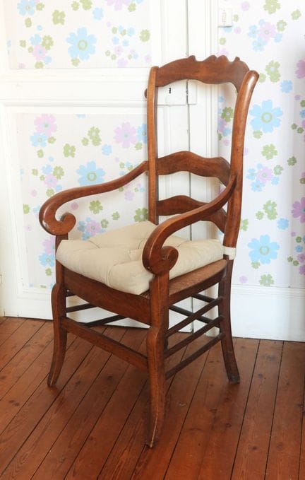 SILLÓN de madera con asiento de paja y reposabrazo