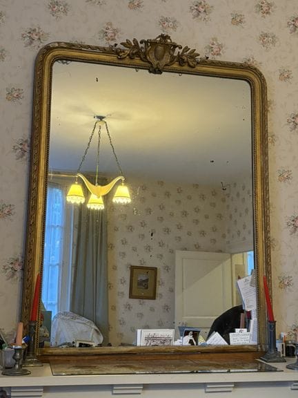 MIROIR DE CHEMINEE en bois et stuc doré. XIXème s.