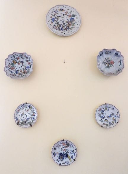 SIX ASSIETTES OU PLAT en faïence à décor de Rouen,