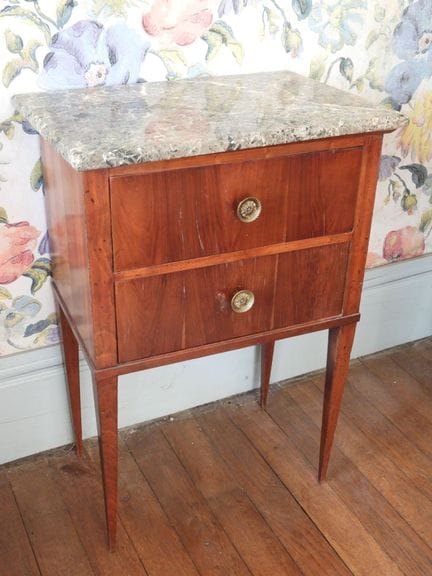 PEQUEÑA CÓMODA con chapado de madera, con 2 cajone