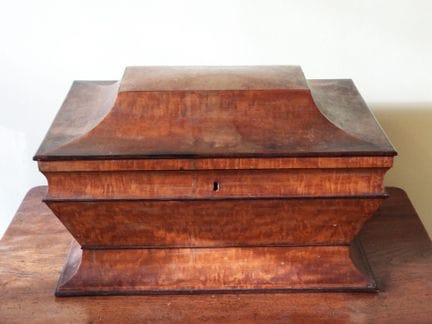 CAJA DE BODA de madera chapada, con tapa abombada.