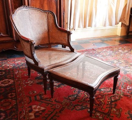 TUMBONA con asiento de mimbre. Estilo Luis XVI, fi