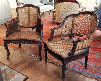 DOS SILLAS DE PASTOR de madera con armazón de mimb