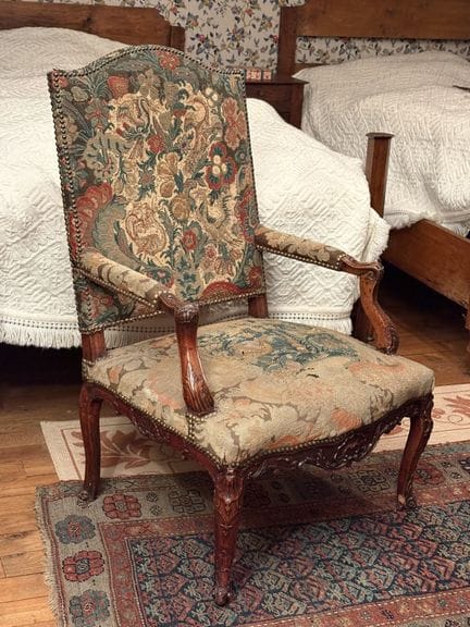 FAUTEUIL à haut dossier en bois naturel richement 