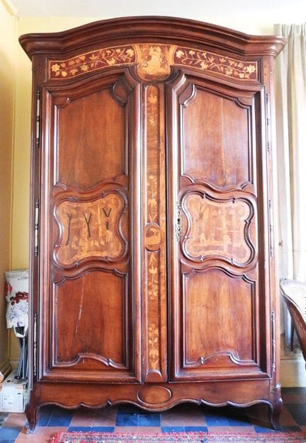 IMPORTANTE ARMARIO de caoba y madera con marqueter
