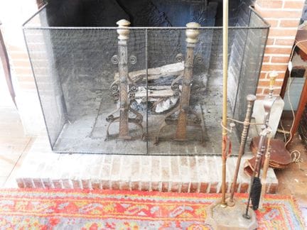SET DE CHIMENEA que incluye: un par de soportes pa