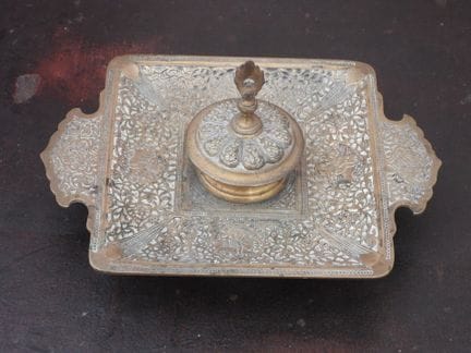 Tintero de bronce cincelado. Finales del siglo XIX
