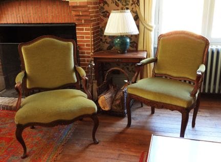 DOS SILLONES que pueden formar un juego, de madera