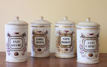 CUATRO FRASCOS DE FARMACIA de porcelana con decora