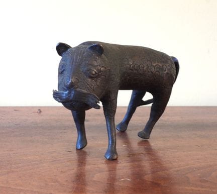 BENÍN: Leopardo o felino de bronce patinado. Altur