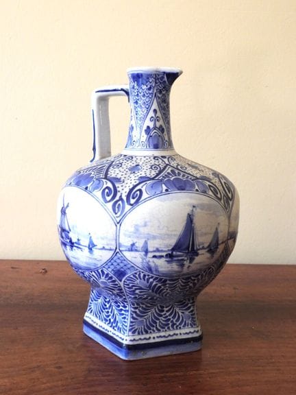 DELFT: Jarra de loza con decoración azul y blanca 