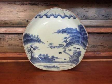 JAPÓN: Plato de porcelana blanco y azul con motivo
