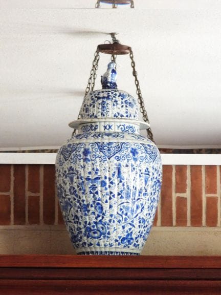 DELFT: Importante jarrón con tapa y cuerpo acanala