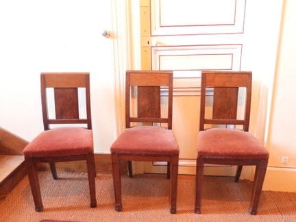 TRES SILLAS de chapa de caoba, con respaldo de ban