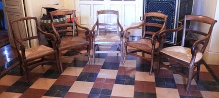 CINCO SILLONES de paja con respaldos enrollados y 