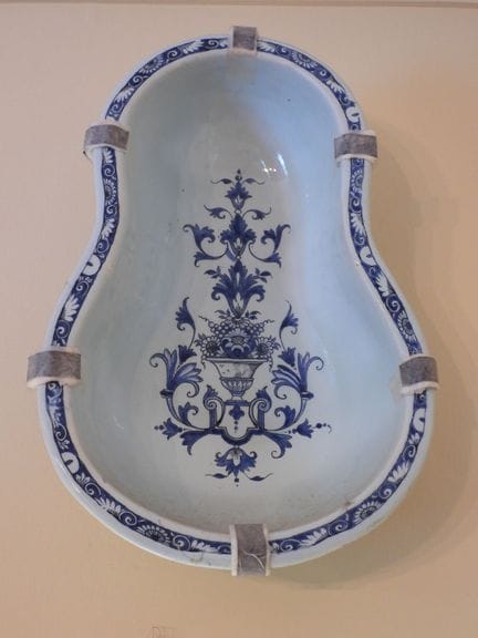 ROUEN: Bidet en faïence à décor d'un vase fleuri. 