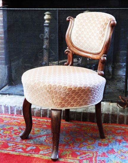 SILLÓN de madera natural con cuatro patas curvadas