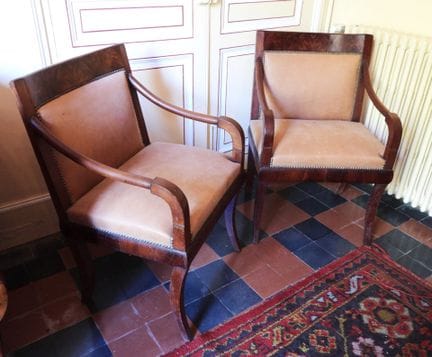 PAR DE SILLONES de chapa de caoba con patas en for