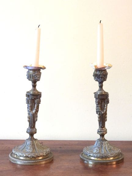 PAR DE CANDELEROS de bronce cincelado con decoraci