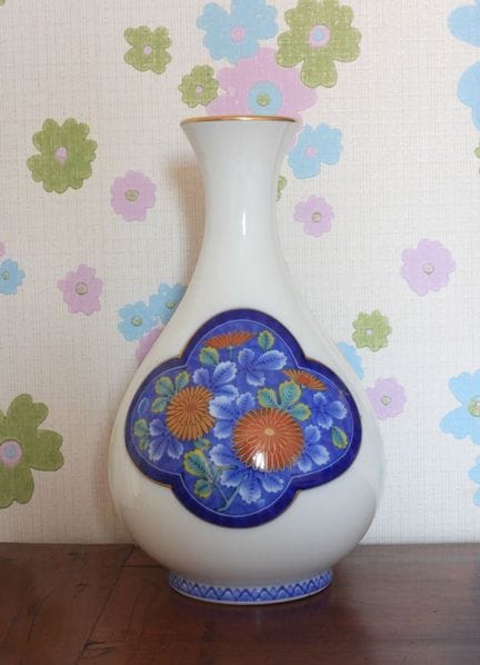 JAPÓN: Jarrón de porcelana de cuerpo bajo con deco