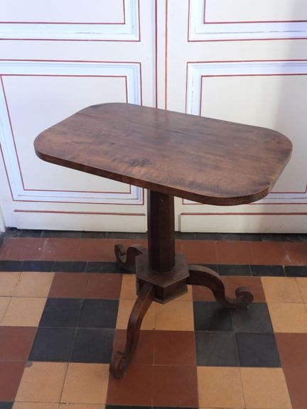 MESITILLA de madera natural con base de tres patas