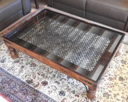 Obra extranjera
Gran mesa baja de forma rectangula