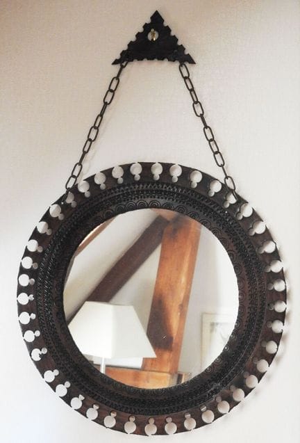 Contemporary Design
Circular mirror made of emboss