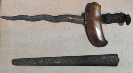 MALAYSIA
Kriss with a flamboyant blade
With its sh