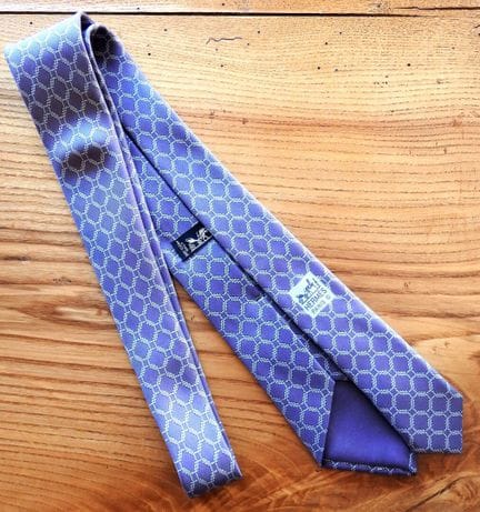 HERMES - Paris
Silk tie in shades of purple.
In or