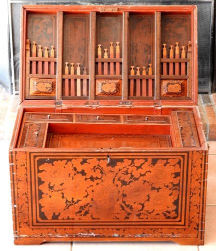 INDIA
Red-lacquered wooden dowry or wedding chest 